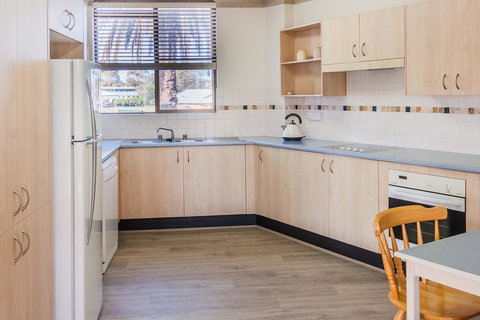 PERFECTLY POSITIONED BEACHFRONT APARTMENT-GREAT LOCATION WITH OCEAN VIEWS - Australian Directory 1