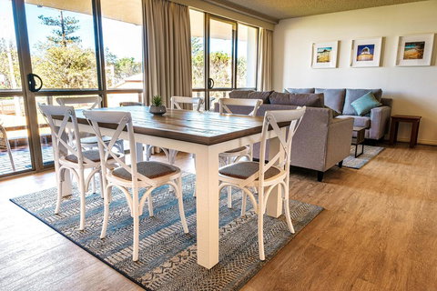 PERFECTLY POSITIONED BEACHFRONT APARTMENT-GREAT LOCATION WITH OCEAN VIEWS - Australian Directory 2