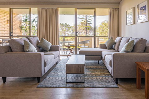 PERFECTLY POSITIONED BEACHFRONT APARTMENT-GREAT LOCATION WITH OCEAN VIEWS - Australian Directory 3