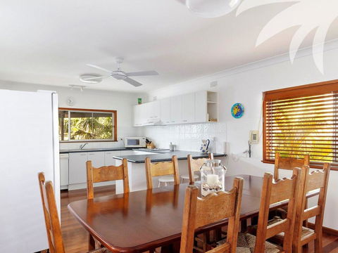 Picturesque Lizzie Palms 1 - Australian Directory 0