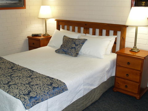Pigeon House Motor Inn - Australian Directory 1