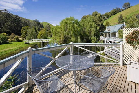 PLUM TREE STUDIO - Couples Lakeside Spa Retreat - Australian Directory 1