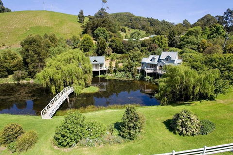 PLUM TREE STUDIO - Couples Lakeside Spa Retreat - Australian Directory 3