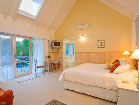 PLUM TREE STUDIO - Couples Lakeside Spa Retreat - Australian Directory 0