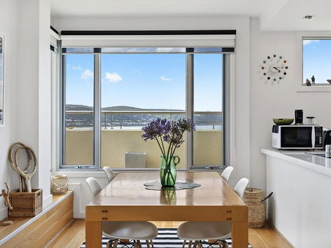 POINT GREY APARTMENT ONE - VIEWPOINT - Australian Directory 3