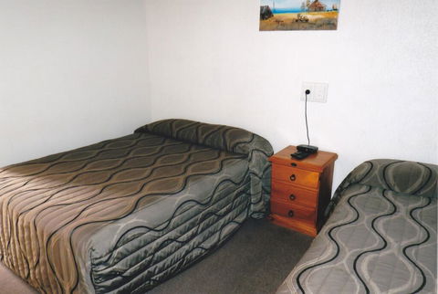 PRECINCT HOTEL GLADSTONE - Australian Directory 2