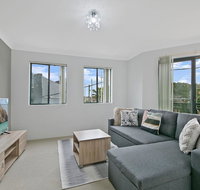 REDFERN 3 BEDROOM APARTMENT FREE PARKING WALK TO CENTRAL STATION NRE187 - Australian Directory