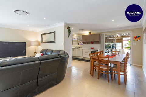 RELAXED COASTAL GETAWAY // MOMENTS TO WATERFRONT - Australian Directory 0