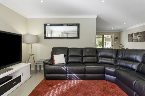 RELAXED COASTAL GETAWAY // MOMENTS TO WATERFRONT - Australian Directory 3