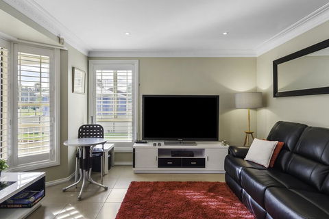 RELAXED COASTAL GETAWAY // MOMENTS TO WATERFRONT - Australian Directory 2