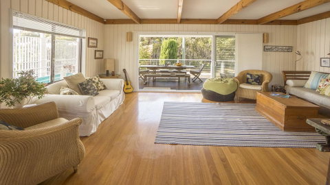 Rennies Retreat-Bushland & Ocean Views - Australian Directory 0