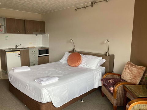 RENTAL: All $ Inclusive, Tidy Renovated Studio Apartment On The Strand, Pool,  - Australian Directory 3