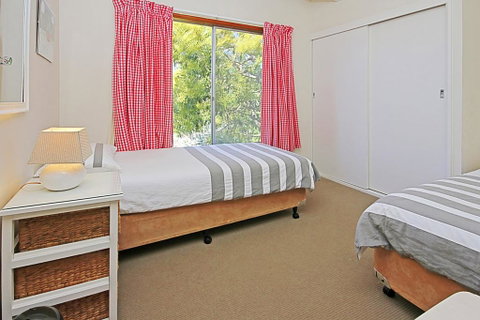 REST ASHORE At MOLLYMOOK - Australian Directory 3