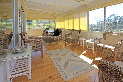 REST ASHORE At MOLLYMOOK - Australian Directory 1