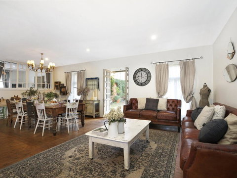 Saint Eloi - La Maison - Australian Directory 1