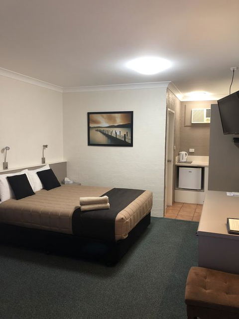 Sapphire City Motor Inn - Australian Directory 1