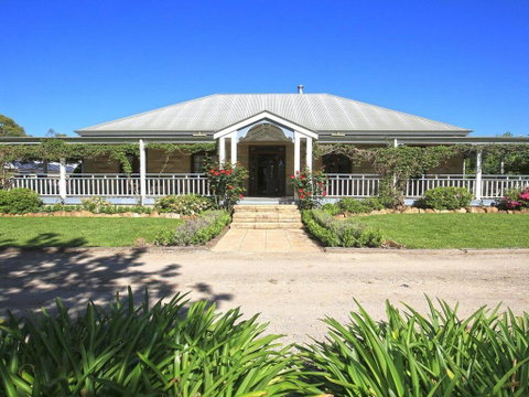 Sarnia - Period Home In Garden Oasis With Pool - Australian Directory 0