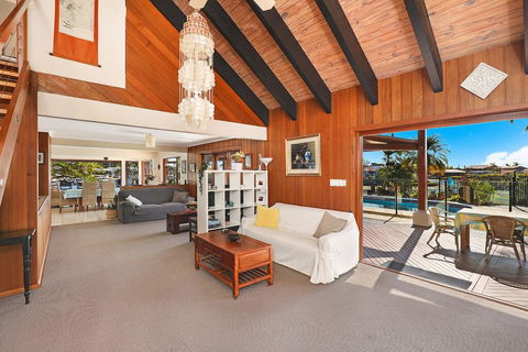 SCHMAN55-WATERFRONT, RESORT-STYLE ENTERTAINER - Australian Directory 1