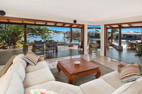 SCHMAN55-WATERFRONT, RESORT-STYLE ENTERTAINER - Australian Directory 0