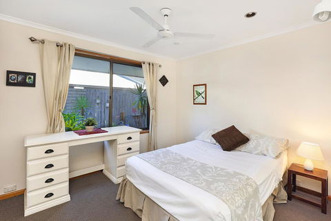 SCHMAN55-WATERFRONT, RESORT-STYLE ENTERTAINER - Australian Directory 3