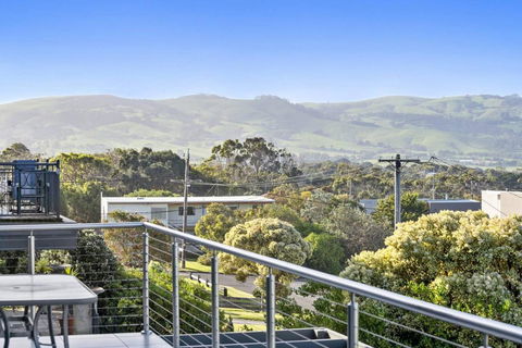SEA SPECTACULAR - Seconds From The Beach! - Australian Directory 1