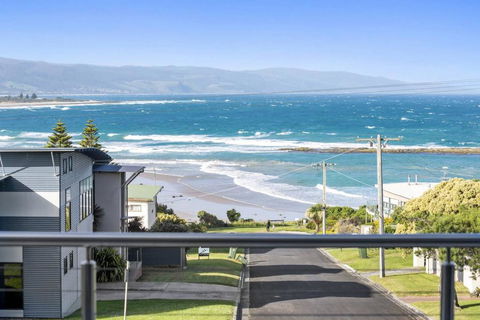 SEA SPECTACULAR - Seconds From The Beach! - Australian Directory 0