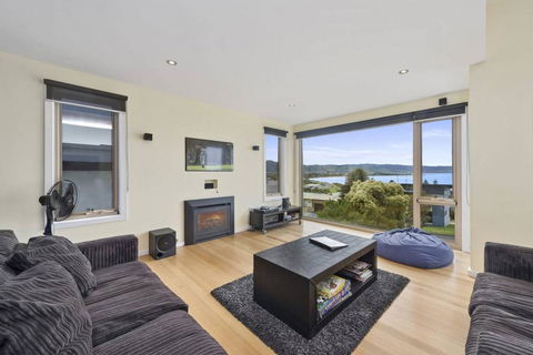 SEA SPECTACULAR - Seconds From The Beach! - Australian Directory 2