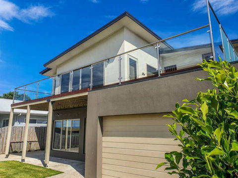 SEAL HAVEN - Centrally Located, Modern Home - Australian Directory 0