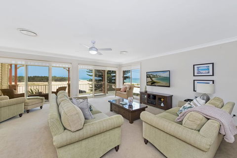 SEASCAPE - An Enticing Lakeside Escape - Australian Directory 1
