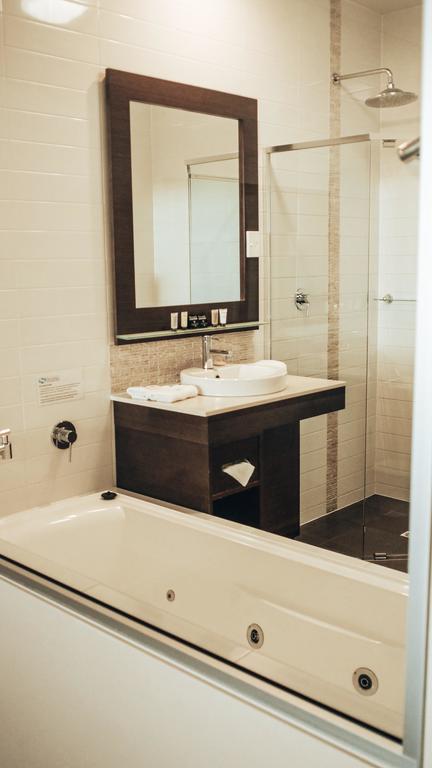 Sfera's Park Suites & Convention Centre - Australian Directory 3
