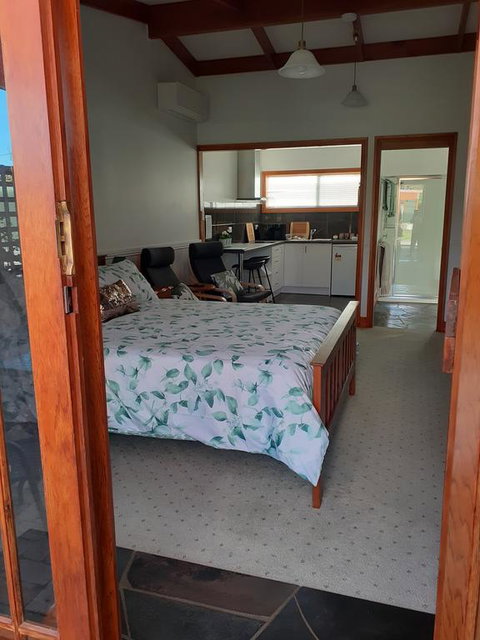 Sleepy Hollow Hideout (Hidout 2) - Australian Directory 3