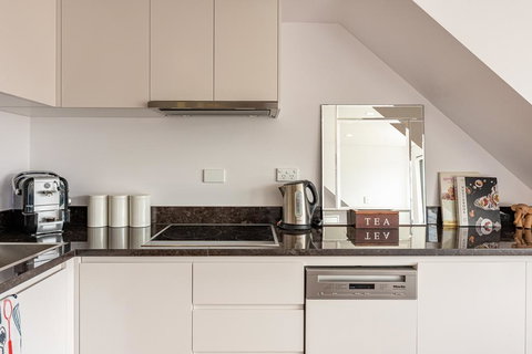 Spacious 2 Bed House, 2 AC And Free Street Parking - Australian Directory 3