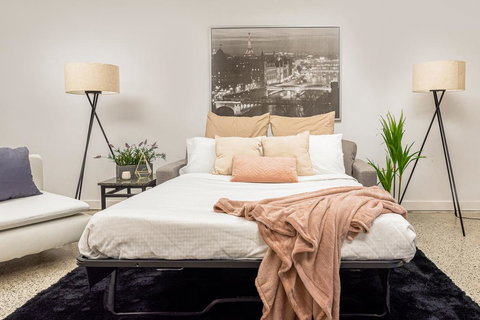 Spacious 2 Bed House, 2 AC And Free Street Parking - Australian Directory 2