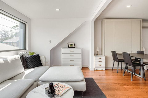 Spacious 2 Bed House, 2 AC And Free Street Parking - Australian Directory 1