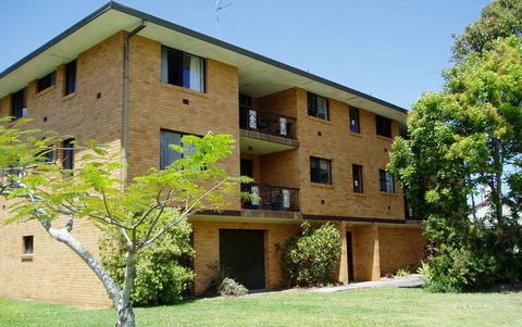 Spacious 2 Bedroom Beach Side Apartment - Close To Shopping Centre With Coles, Health Food Shop, Sushi, Pizza, Cafes, Hairdresse - Australian Directory 1