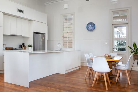 Spacious 2-bed, 2-bath Home With Parking And Balcony - Australian Directory 1