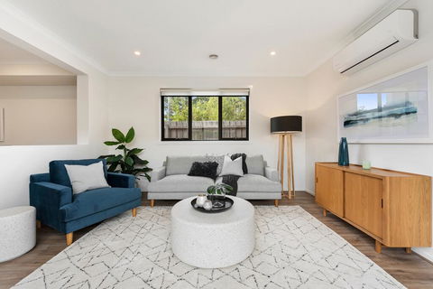 Spacious 4-Bed House With Parking And Backyard - Australian Directory 2