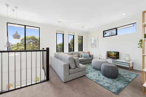 Spacious 4-Bed House With Parking And Backyard - Australian Directory 0