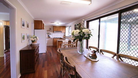 Spacious And Cozy Home Next To Glen Waverley - Australian Directory 1