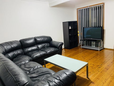 Spacious Townhouse In Wollongong - Australian Directory 1