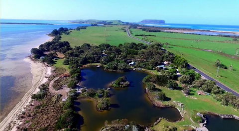 Stanley Lakeside Spa Cabins - Australian Directory 1