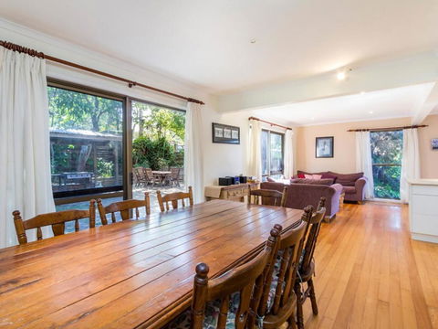 Straddie House - Australian Directory 3