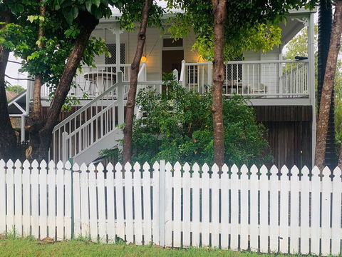 Stranded In Oz Stay In Relaxing Environment, FREE WIFI, NETFLIX, POOL, AIR CON - Australian Directory 0