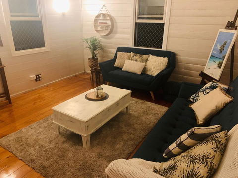 Stranded In Oz Stay In Relaxing Environment, FREE WIFI, NETFLIX, POOL, AIR CON - Australian Directory 1