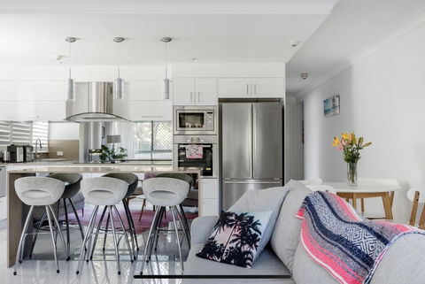Stunning Burleigh Beach Apartment - Australian Directory 0