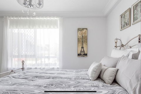 Stunning Burleigh Beach Apartment - Australian Directory 3