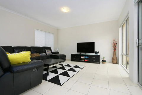 Stunning Home Near Scarborough Beach Sleeps 11 - Australian Directory 0
