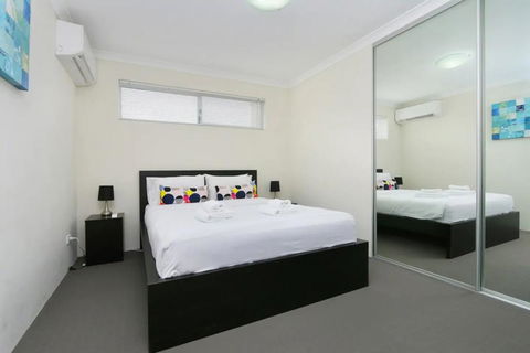 Stunning Home Near Scarborough Beach Sleeps 11 - Australian Directory 3