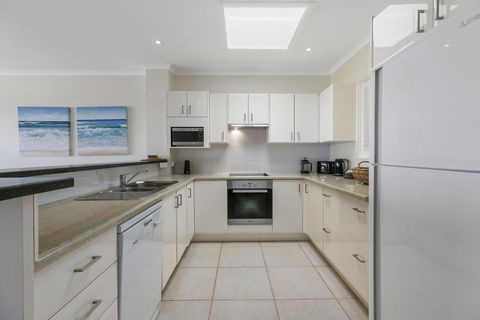 Stunning Top Floor Sunshine Beach Getaway! Unit 7 Vista Pacific 12 Bryan Street - Australian Directory 3