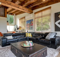 STYLISH  RELAXED LAKE HOME // NARRABEEN - Australian Directory